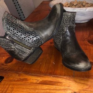 Corral Circle G black distressed booties size 8